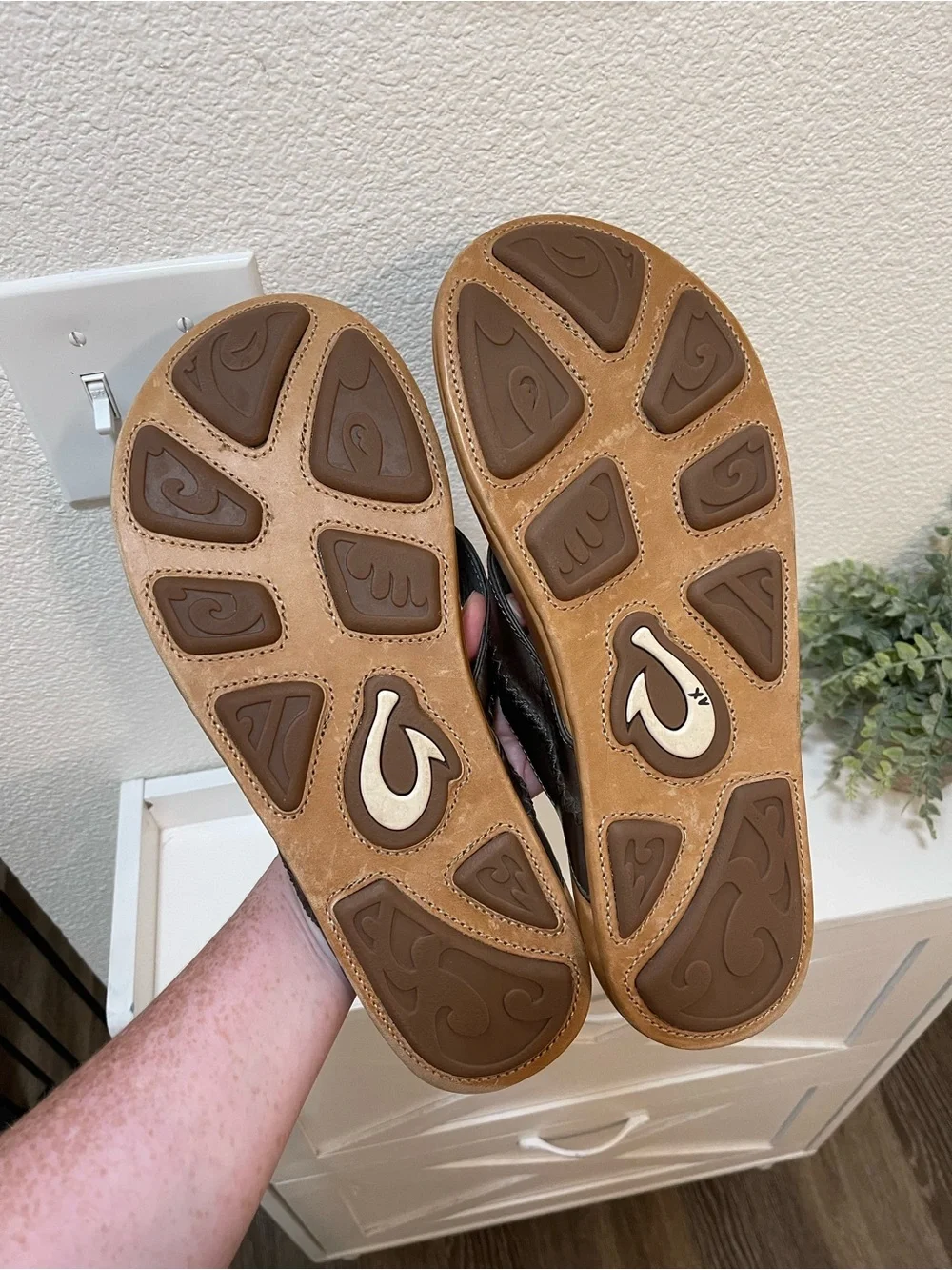 OluKai Mea Ola Leather Flip-Flop Sandals